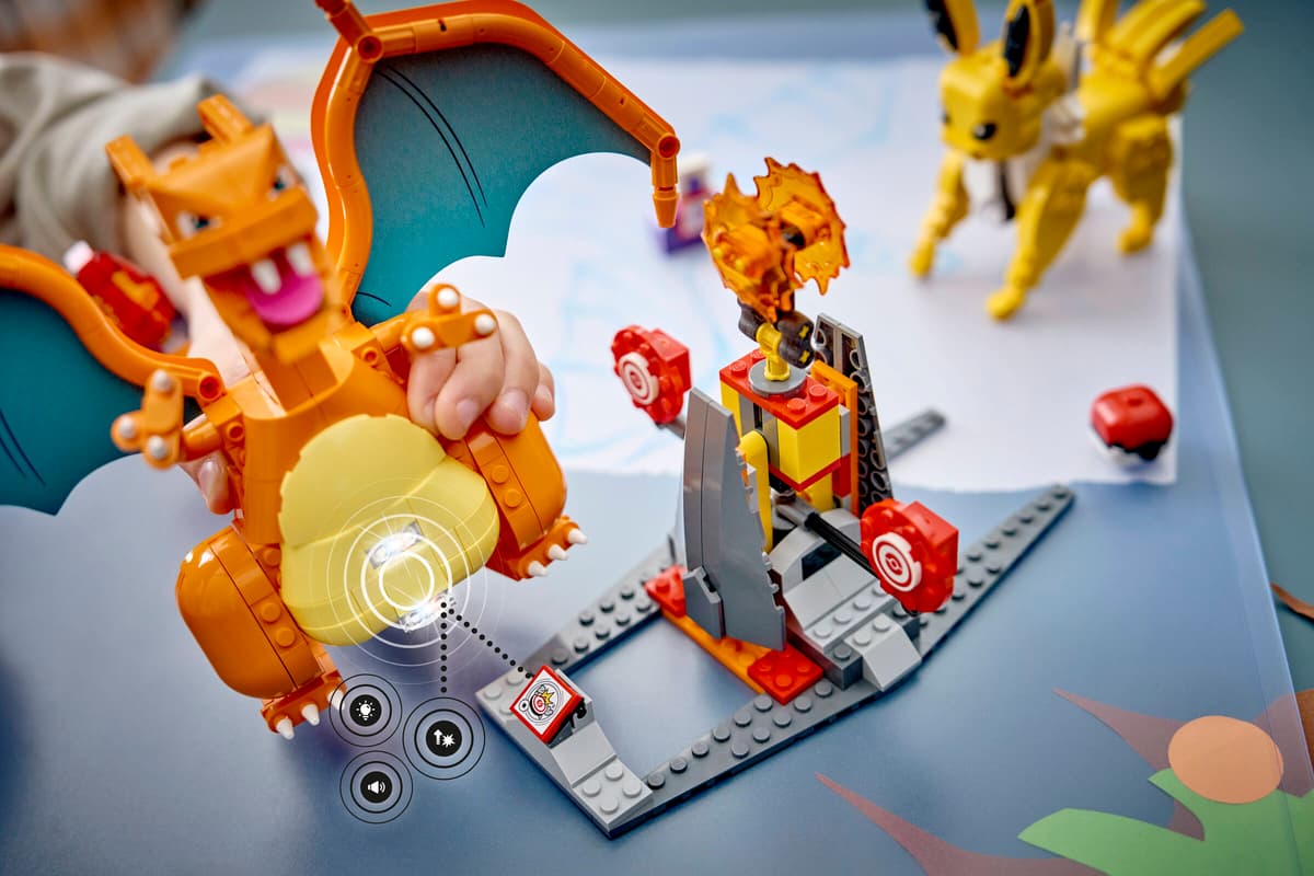 SMART Play™: Charizard vs. Jolteon Ultimate Battle