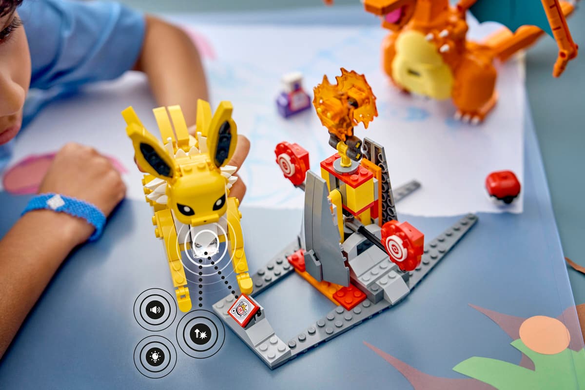 SMART Play™: Charizard vs. Jolteon Ultimate Battle