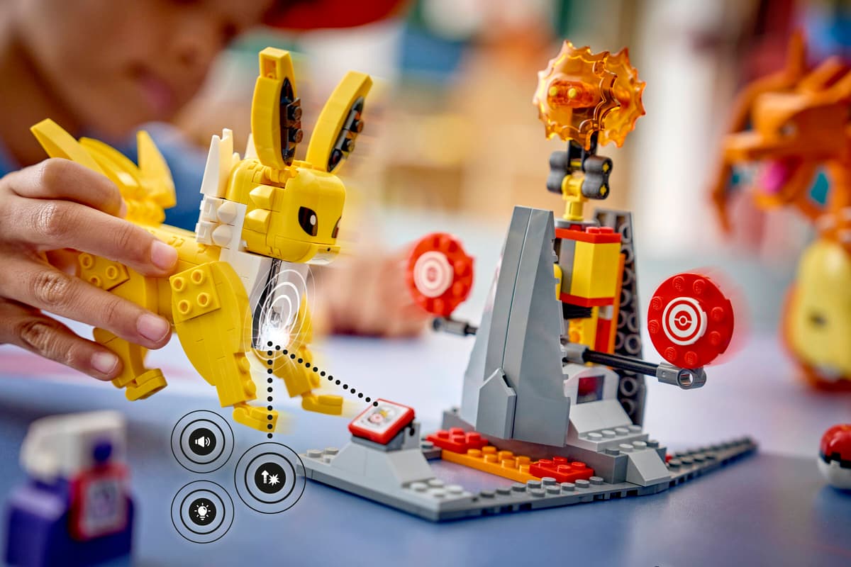 SMART Play™: Charizard vs. Jolteon Ultimate Battle