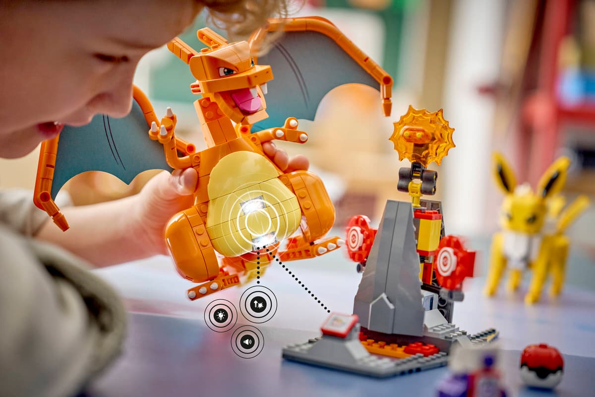 SMART Play™: Charizard vs. Jolteon Ultimate Battle