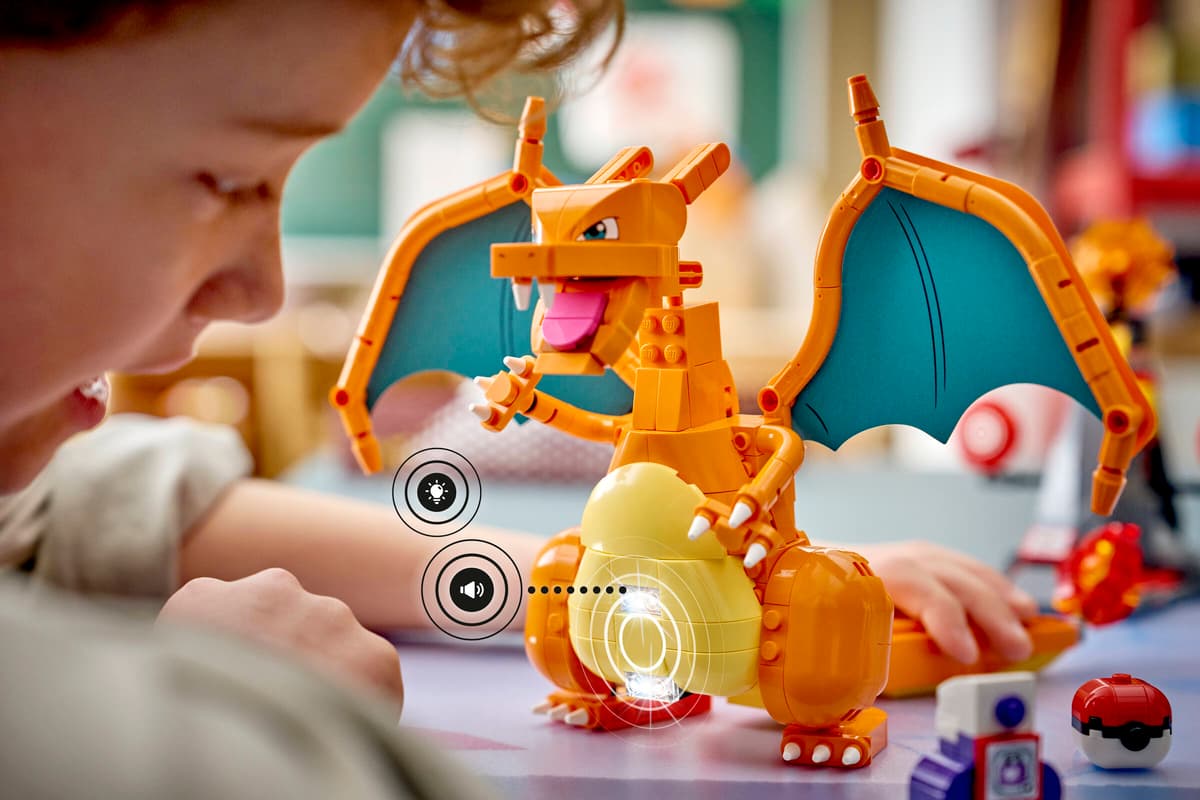 SMART Play™: Charizard vs. Jolteon Ultimate Battle