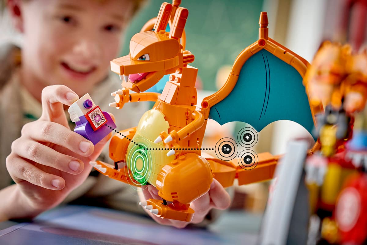 SMART Play™: Charizard vs. Jolteon Ultimate Battle