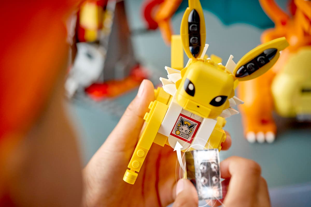 SMART Play™: Charizard vs. Jolteon Ultimate Battle