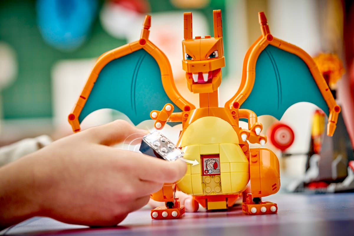 SMART Play™: Charizard vs. Jolteon Ultimate Battle