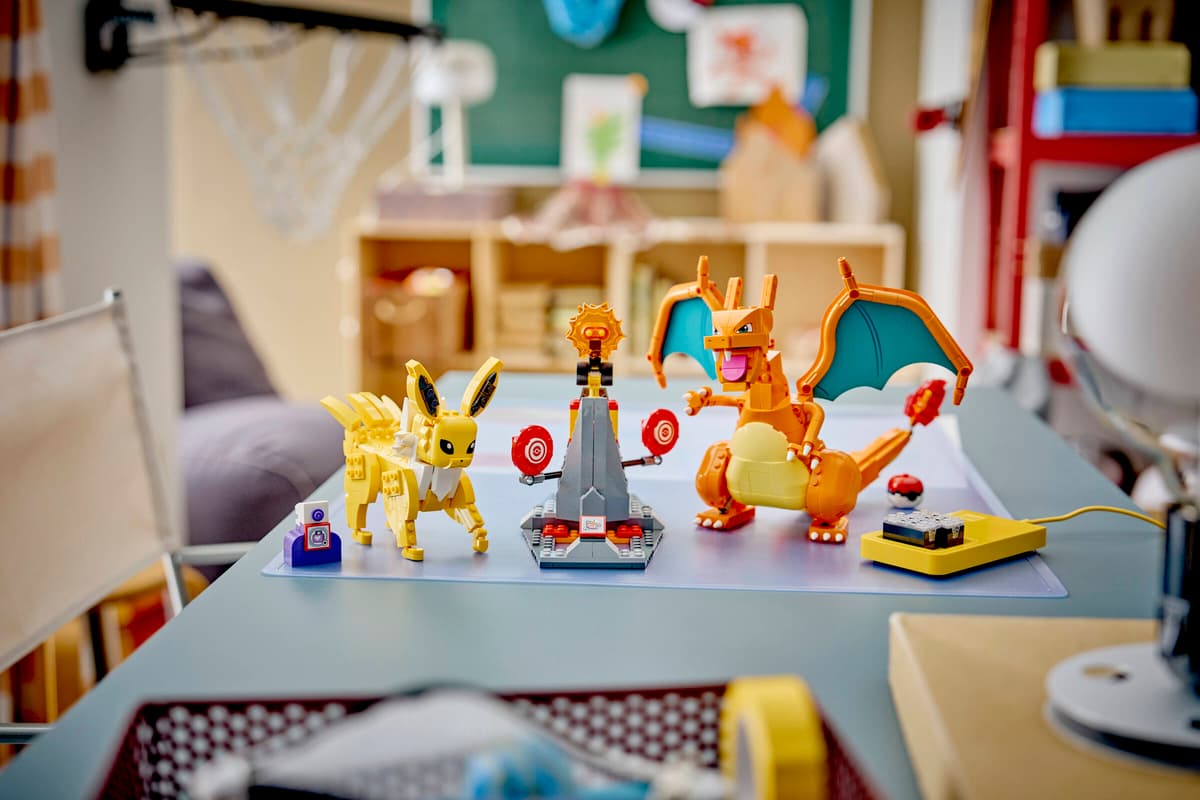 SMART Play™: Charizard vs. Jolteon Ultimate Battle