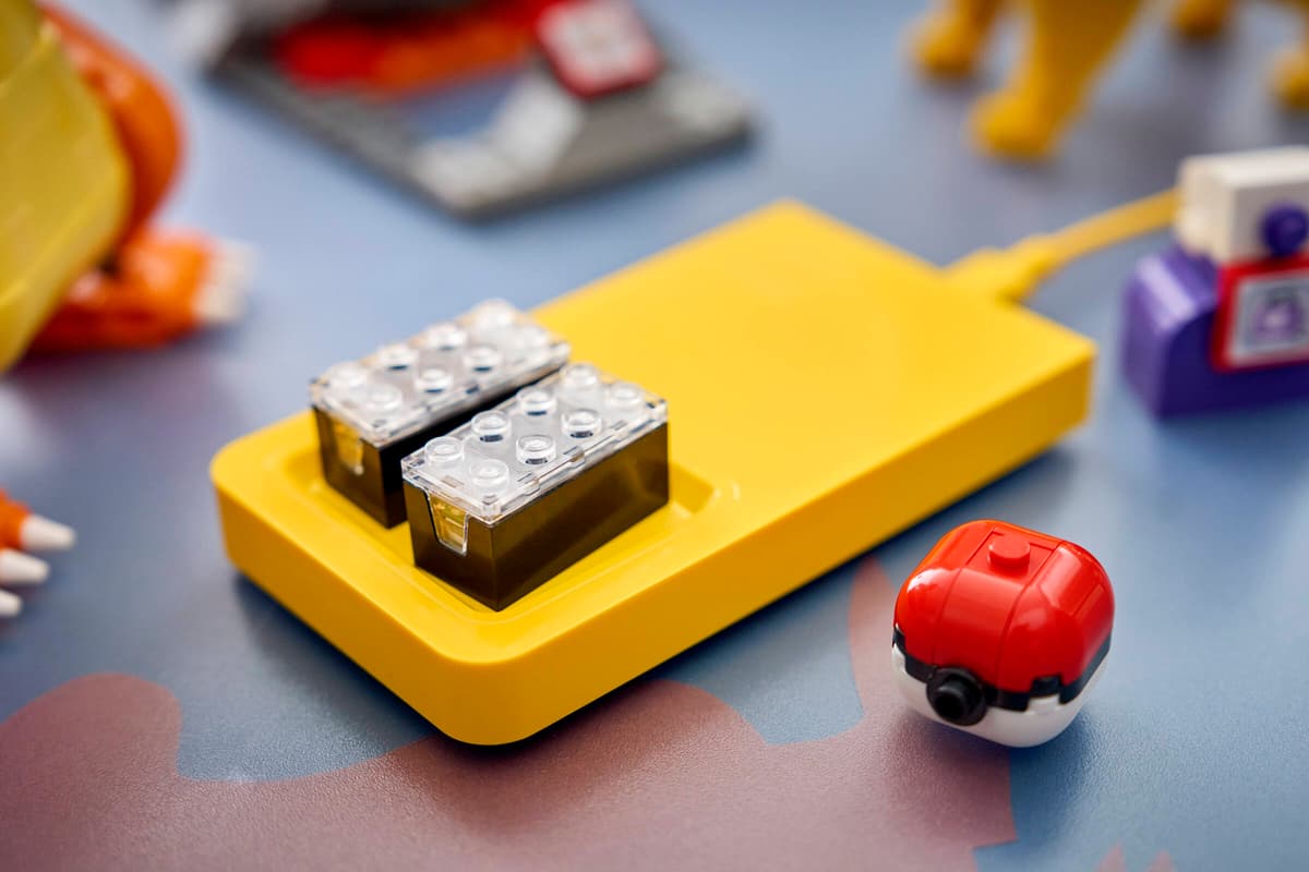 SMART Play™: Charizard vs. Jolteon Ultimate Battle